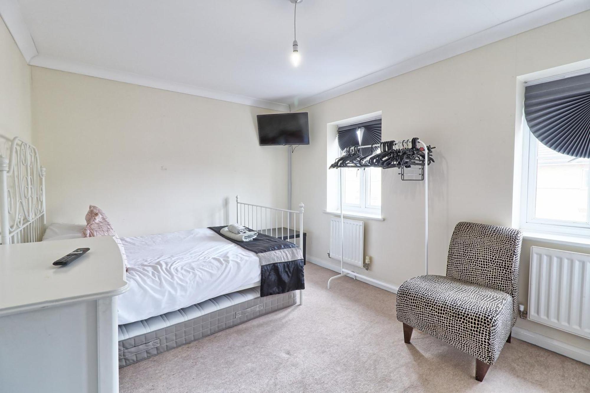 By Buildersbeds - Paignton House 4 Bedrooms Harold Wood Exterior photo